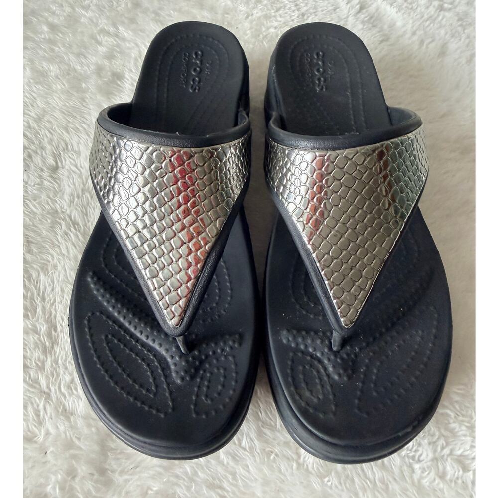 Crocs Dual Comfort W8 Black Silver Snakeskin Wedge Thong Sandals - Picture 2 of 9